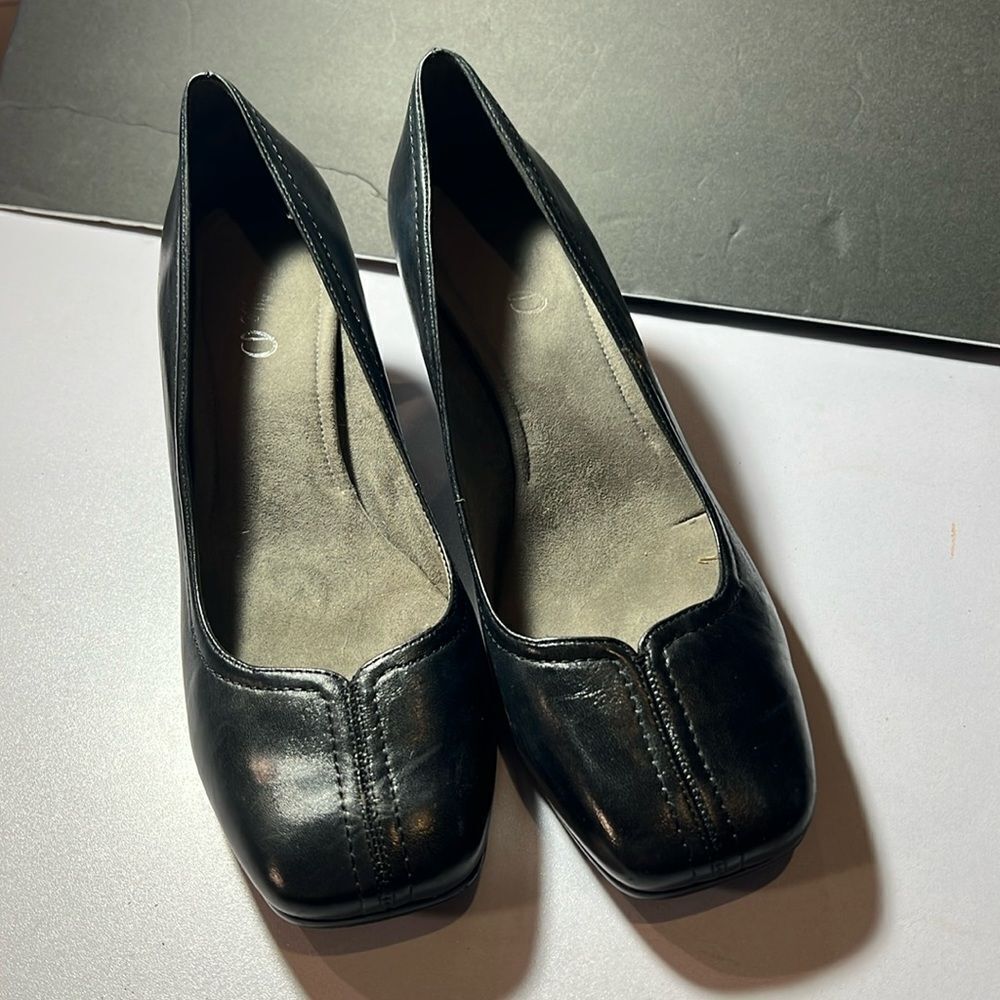 Michelle D Black Pumps 9 1/2 Excellent condition. SH114